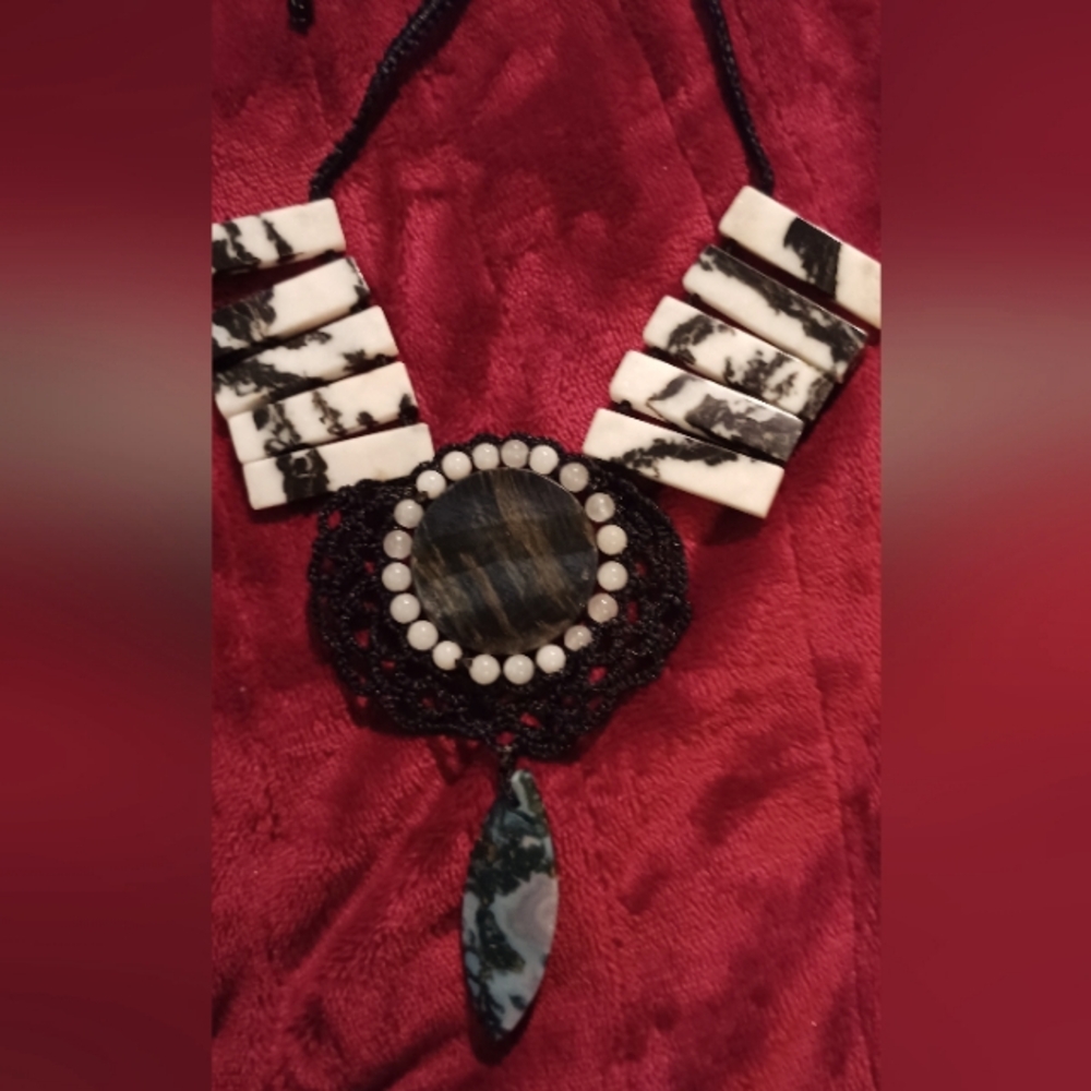 Jasper Macrame blk & white necklace